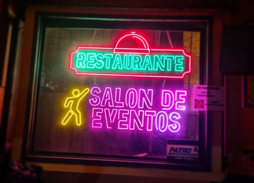 Neones que iluminan y dan vida a tus espacios 😍